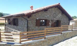 casa de madera cobertura en piedra natural 3 habitaciones